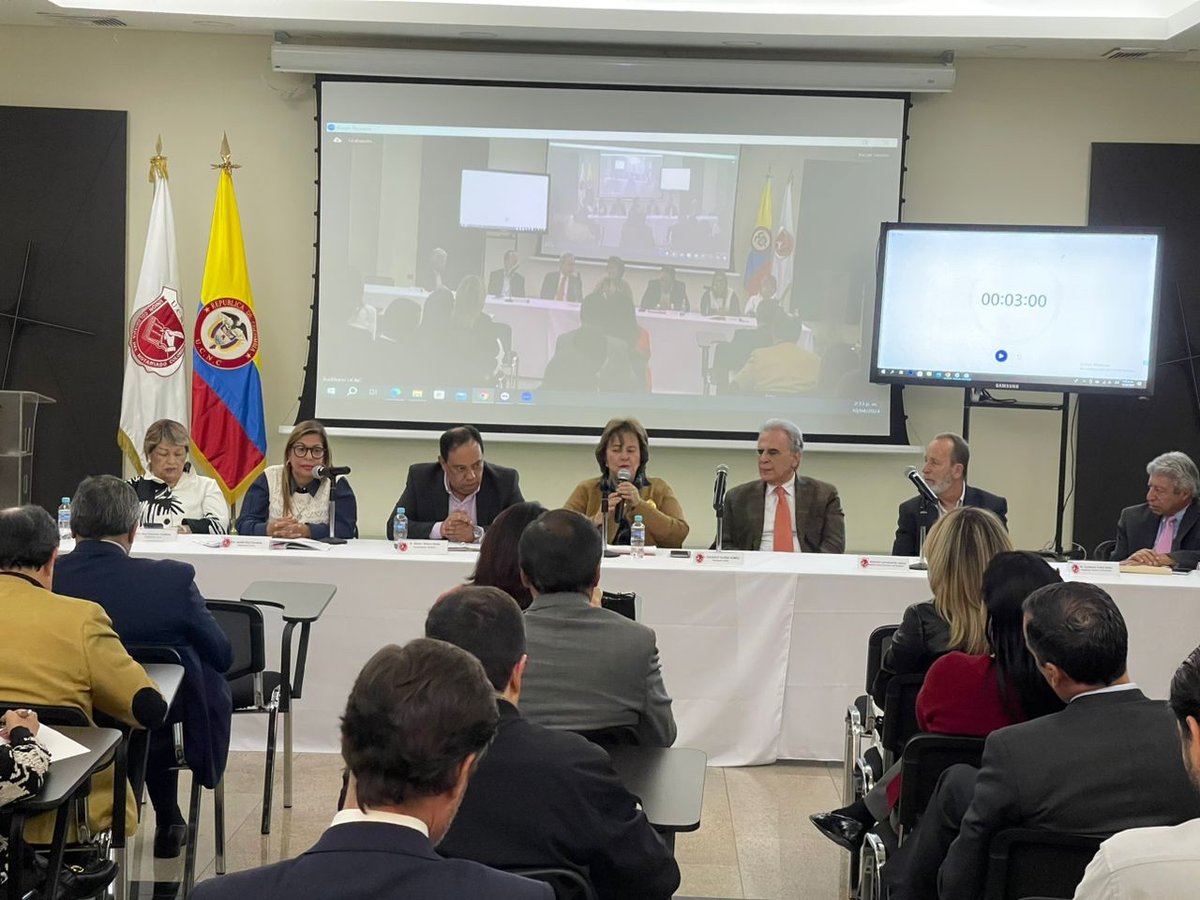 UNOBOG's tweet image. El pasado 10 de abril, se llevó a cabo el Conversatorio entre el Superintendente Delegado para Registro, los Registradores de Instrumentos Públicos y los notarios de Bogotá, fue un espacio propicio para el trabajo conjunto y el diálogo permanente sobre trámites notariales.