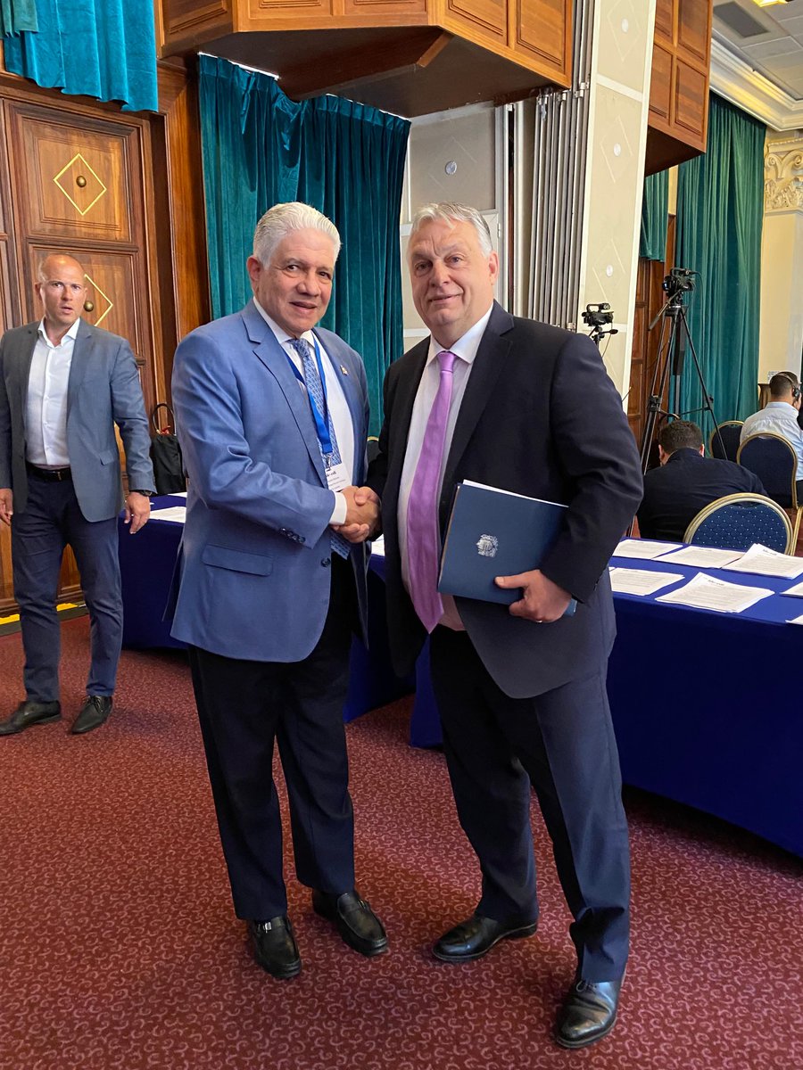 EduardoEstrella's tweet photo. 🇩🇴En el marco de la Asamblea General de la Internacional Demócrata de Centro - Internacional Demócrata Cristiana (IDC - CDI) @idc_cdi en Marruecos, tuvimos el placer de conocer y dialogar con el primer ministro de Hungría, Viktor Orbán (@PM_ViktorOrban), y el primer ministro de Cabo Verde (@UlissesCorreiaa) 🇭🇺🇨🇻.