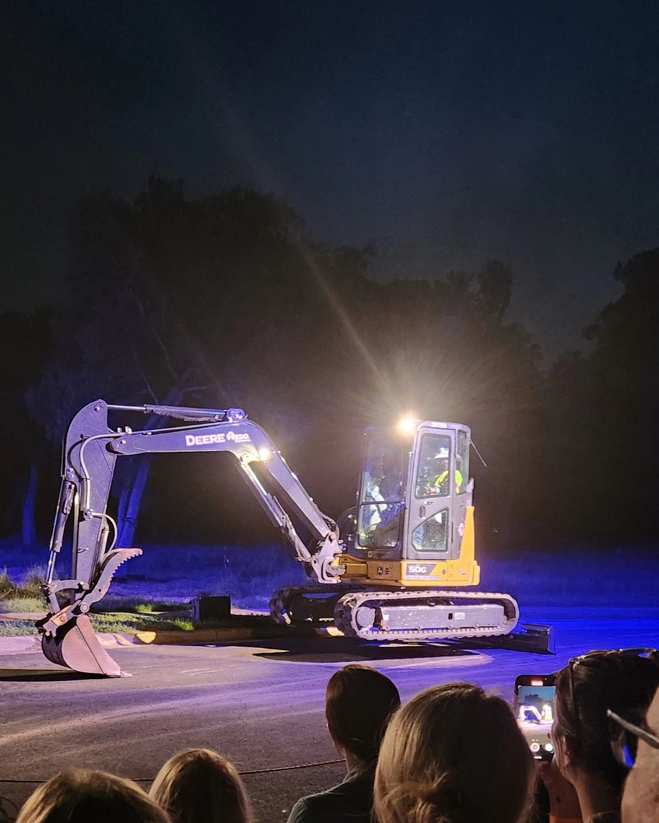 Patrick_Landrum's tweet photo. Ever seen a @johndeere Excavator dance, twirl, do the wave, and even... the "float?" Come see the evolving story of Man's folly and the healing power of Nature at @ForkliftDance "The Way of Water- Onion Creek" Tickets are free, reservations required here https://t.co/fyCSsDuXK2 https://t.co/0OpXKbuaVV
