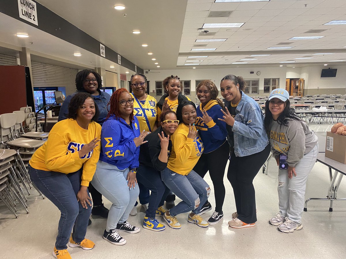 KES1922's tweet photo. KES Sorors participated in the local Normal West Food bank alongside members of the Divine Nine. 💙💛

#PushingtheEnvelope #SGRHOCentral #CentralLeadstheWay #SGRho 
#WeAreKES #SigmaGammaRho https://t.co/gfpvVsq0E5