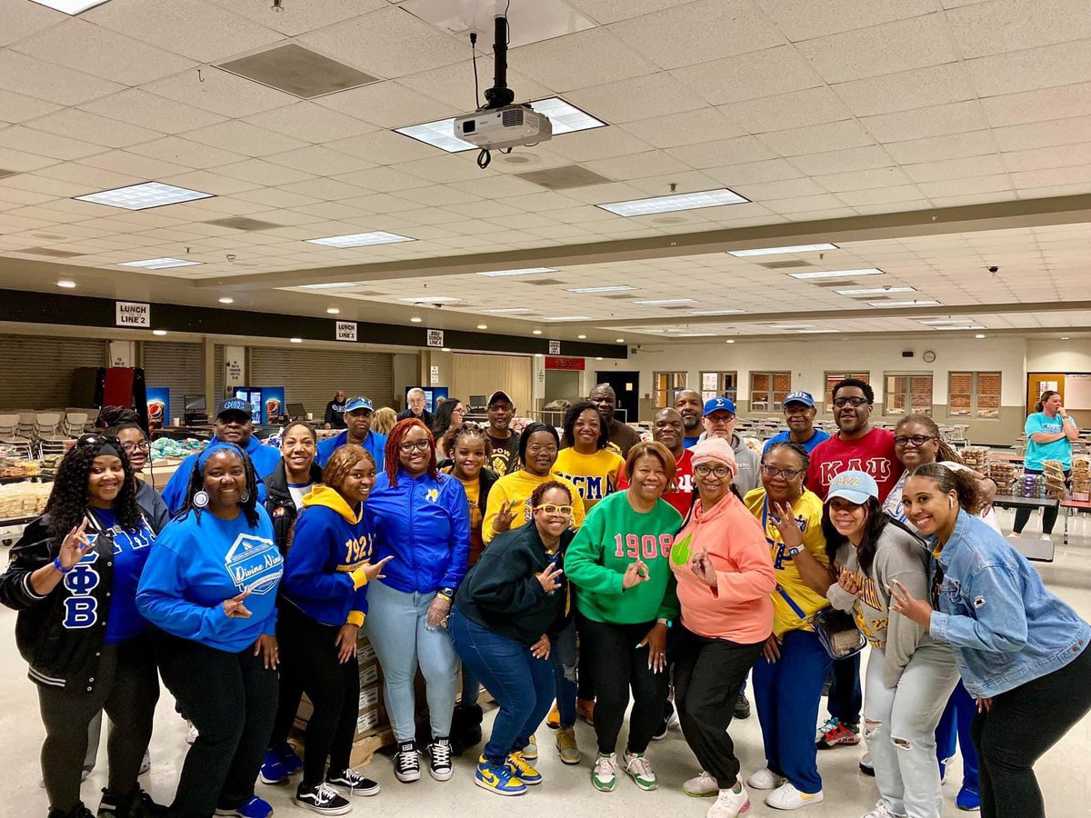 KES1922's tweet photo. KES Sorors participated in the local Normal West Food bank alongside members of the Divine Nine. 💙💛

#PushingtheEnvelope #SGRHOCentral #CentralLeadstheWay #SGRho 
#WeAreKES #SigmaGammaRho https://t.co/gfpvVsq0E5