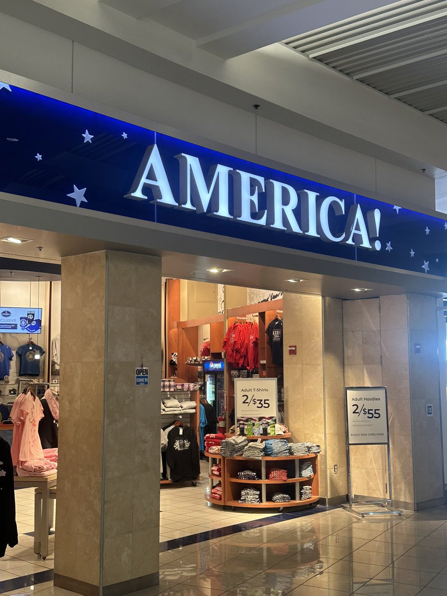 Ahhh Baltimore/Washington International Airport, and your amazingly random shops. Shops such as Socks EXPRESS (in case you need your designer socks STAT), or AMERICA! (selling ultra-patriotic clothing, including … socks). Time to go hit up the Jamba Juice. #travelblogger