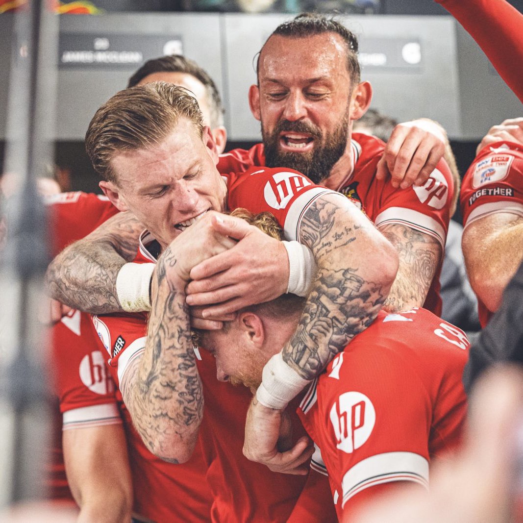 Wrexham_AFC's tweet photo. Bear hug ❌
Lion hug ✅

🔴⚪️ #WxmAFC https://t.co/PpfPjhFGbK