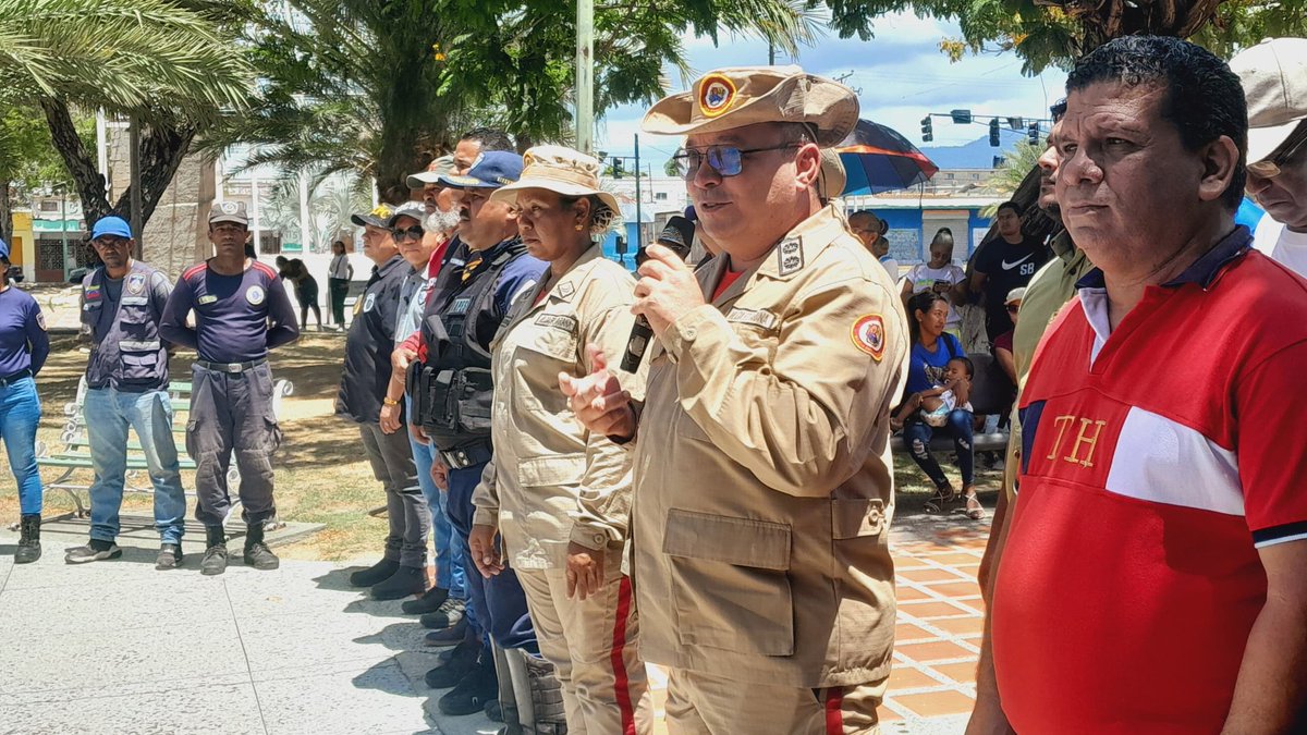Desde la Plaza Bolívar de la ciudad de Güiria, mcpio. Valdez, Edo. Sucre, el V/A Luciano Francisco, Cmdte. de la ZODI 53 Sucre, felicitó a los hombres y mujeres de la Milicia Bolivariana, Componente Especial de la #FANB que arriba victorioso a su 15 Aniversario.
#Todo11TieneSu13