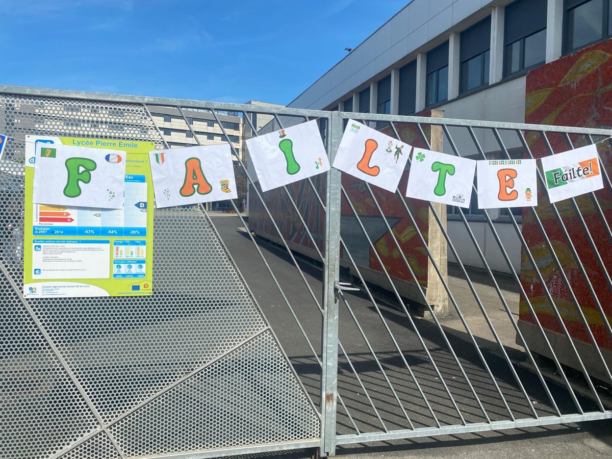 Le lycée Pierre Émile Martin a préparé un accueil chaleureux pour nos amis irlandais aujourd'hui! @ciosagain 😉 La deuxième phase d'échange Erasmus promet une semaine d'échanges culturels enrichissants du 13 au 19 avril. 🇮🇪☘️🇫🇷🥖🐓