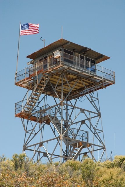 Cleveland NF's historic Los Pinos Lookout is near the US/Mexico border. The original tower was built in 1925 & was replaced in 1964. Today it is staffed and features two ALERTCalifornia cameras. Watch live: bit.ly/43t2MTY 📷 : @FflaSan/NHLR #FFLAALERTCalifornia