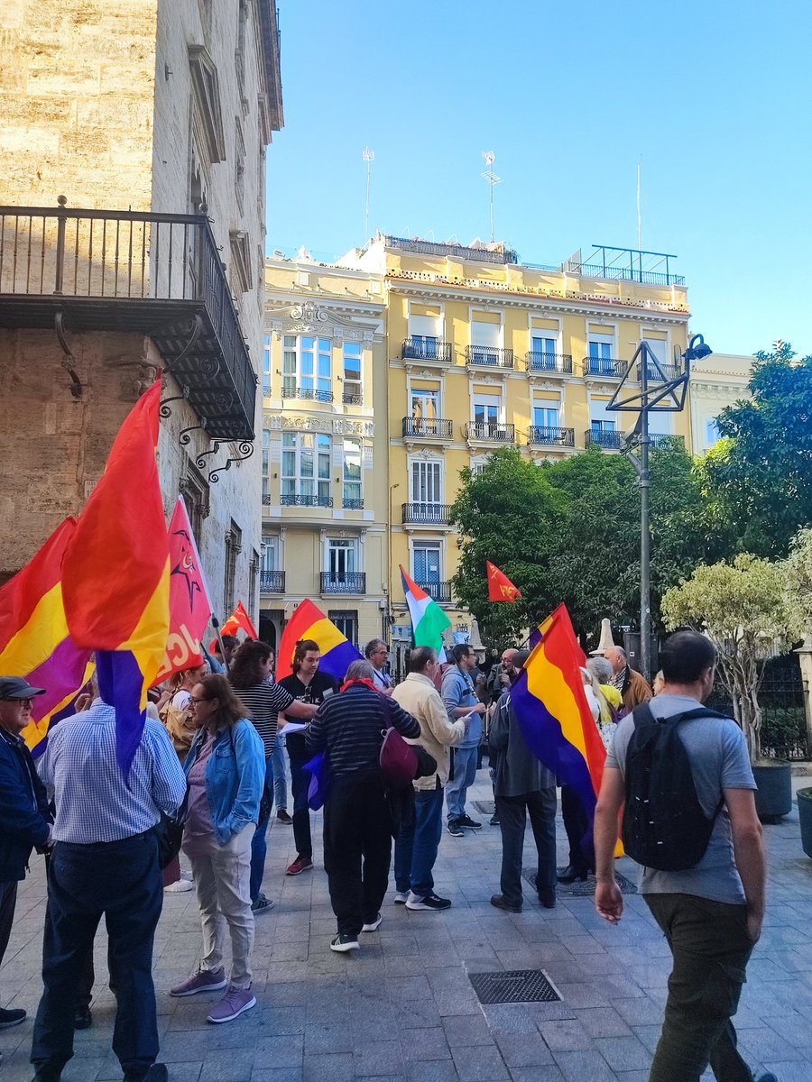 pcpe_valencia's tweet photo. Imatges de la concentració convocada per "l'Assemblea oberta per la Tercera República" 🔴🟡🟣
#PerLaRepública
#TerceraRepública
#BorbonesParasitos. https://t.co/Zl4lKlQC23