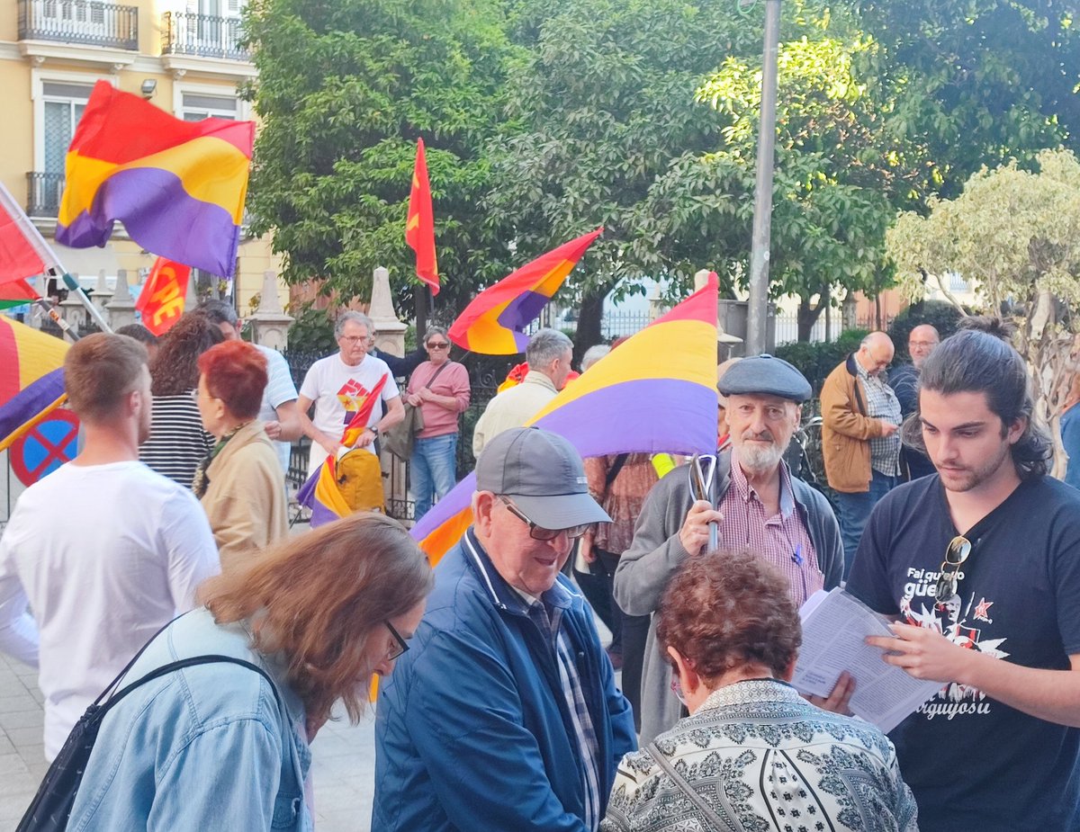 pcpe_valencia's tweet photo. Imatges de la concentració convocada per "l'Assemblea oberta per la Tercera República" 🔴🟡🟣
#PerLaRepública
#TerceraRepública
#BorbonesParasitos. https://t.co/Zl4lKlQC23