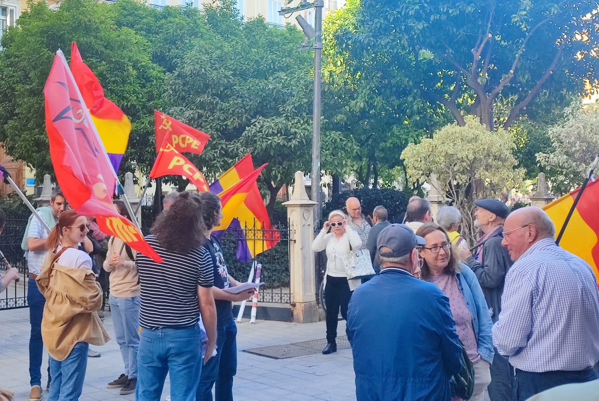 pcpe_valencia's tweet photo. Imatges de la concentració convocada per "l'Assemblea oberta per la Tercera República" 🔴🟡🟣
#PerLaRepública
#TerceraRepública
#BorbonesParasitos. https://t.co/Zl4lKlQC23