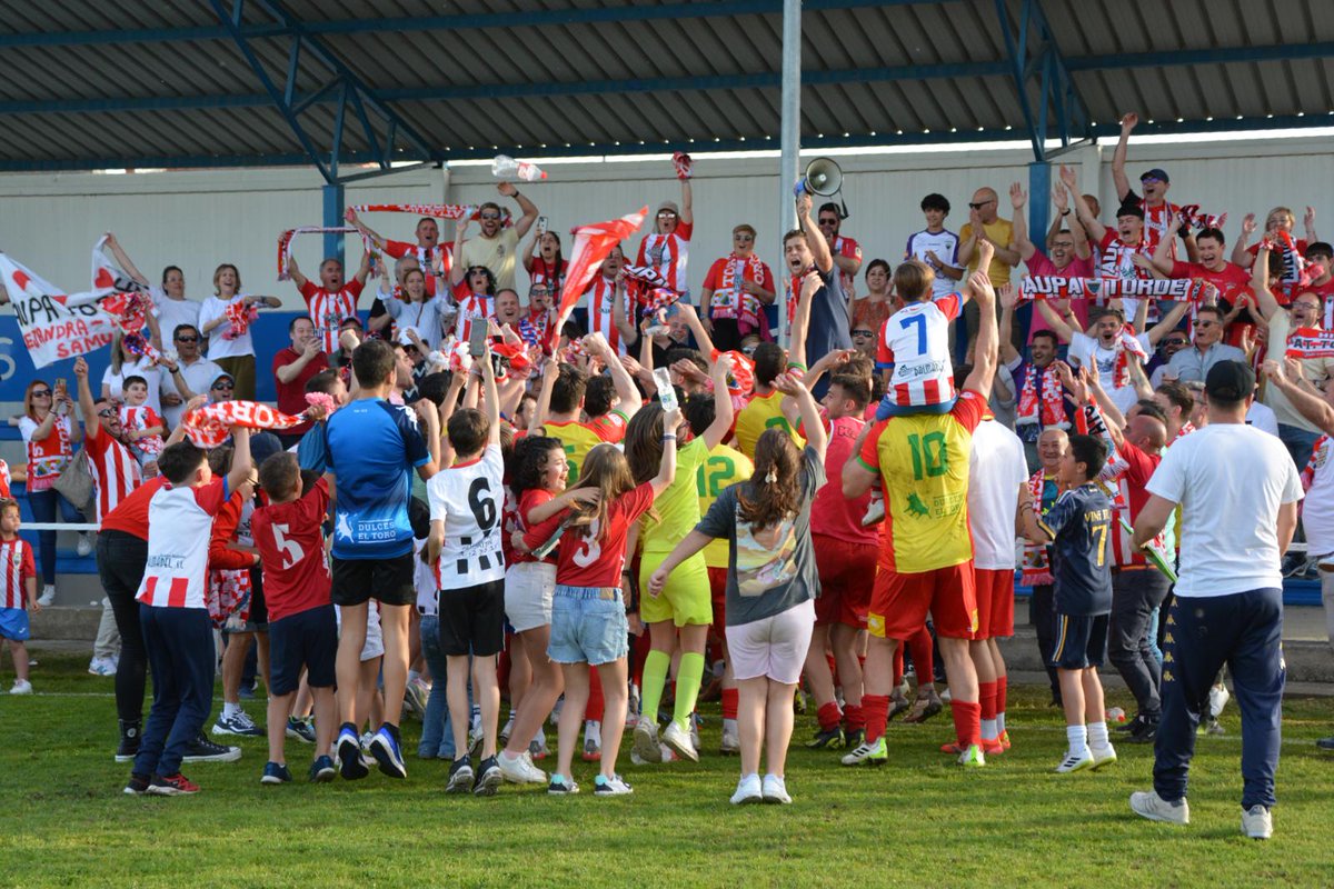 🍍 De 10 el equipo y de 10 la afición, una vez más 🙌🙌

¡Qué manera de animar para llevar en volandas al equipo a por la victoria!👏

Descansad, que tenemos otra gran cita el próximo domingo en Las Salinas ♥️🤍♥️

📸 <a href="/henargar13/">Henar García</a>

#VamosTorde💪