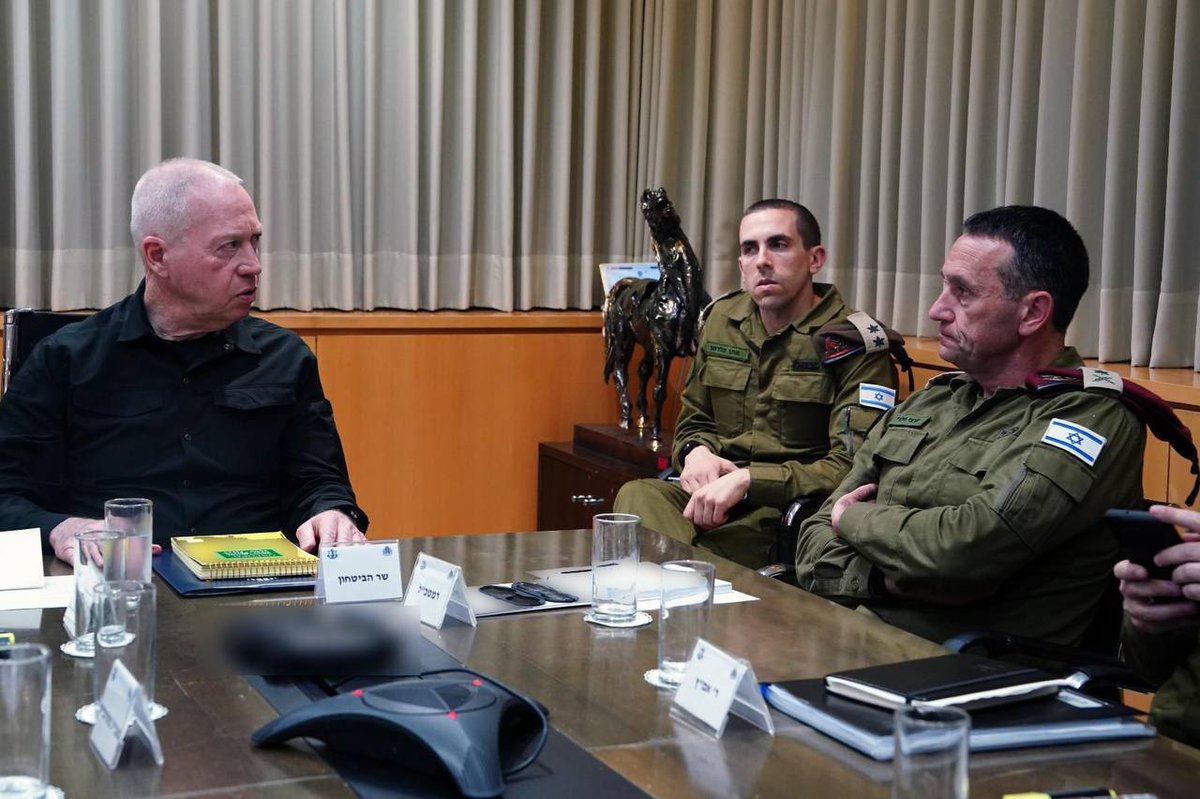 Mahmood88239370's tweet photo. #Iran #Israel #warfear 
🇮🇱 NOW: Israeli Defense Minister Yoav Gallant &amp; #IDF Chief of Staff Herzi Halevi are holding an emergency situational assessment.
And — 🇮🇱 Tel Aviv, #protests against #Netanyahu https://t.co/jw0Y0cu1FL