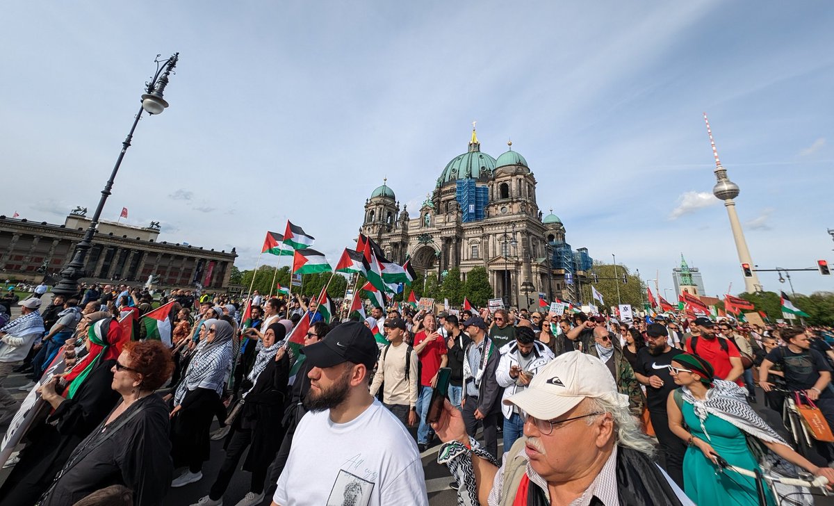 Bugün. Berlin. Gazze halkına destek olmak ve Almanya'nın dünkü Filistin konferansını polis zoruyla engellemesini protesto etmek için.