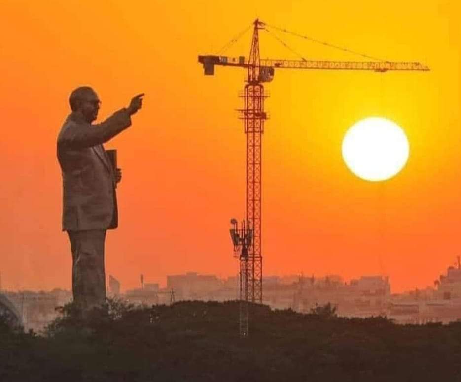 AppaIndure's tweet photo. तू अंकुराची लाली तू पेटत्या मशाली..
तू  लिहलीस बापा इथल्या मुक्याची बोली 
तू निखारांचा लाल बा... भीमा
तु धरतीहून विशाल बा...भीमा 
💐🙏 https://t.co/1LFNp3FNfr