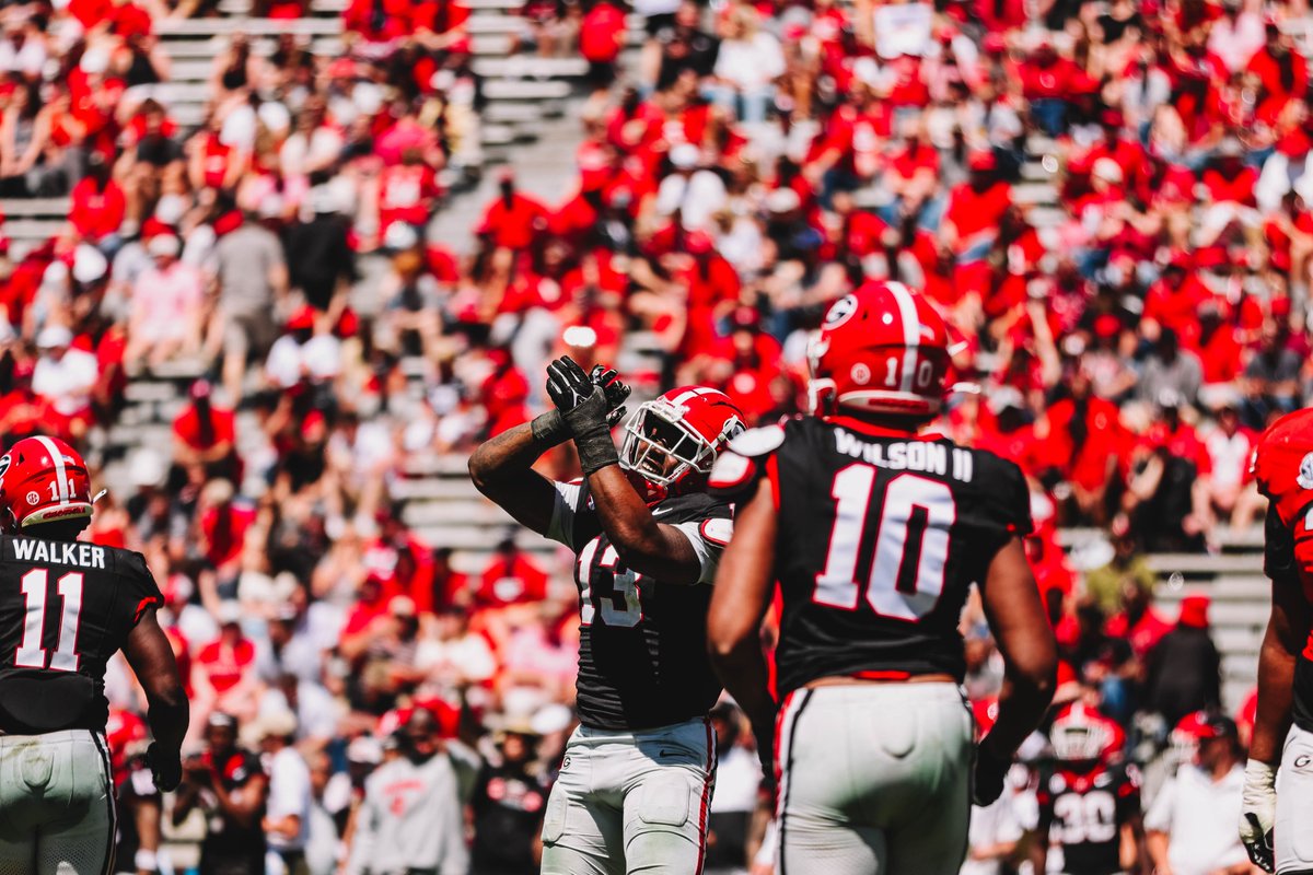 Even heading to the 4th. 🔴 10 ⚫️ 10 #GoDawgs | #GDay