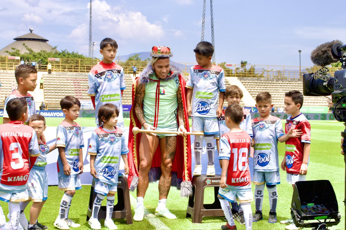 Estos príncipes te nombran...
Como el REY GOLEADOR del Fútbol Profesional Colombiano. 👑🇨🇴
Sir #DayroMoreno