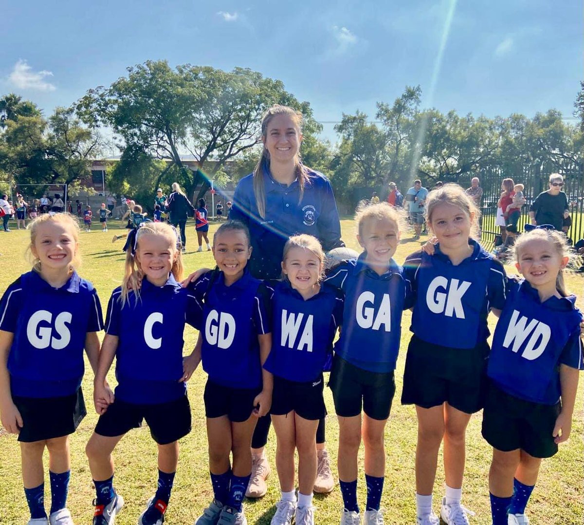 audas_vanschoor's tweet photo. MILA MADE HER MINI NETBALL DEBUT πποΈ
We are proud of you Mila π€©
RULE 1: PAPPA MAG NIE HARD SKREEU NIE ASB en agter die lyn asb .π«£
#KeepShining #MilaGoalAttack #MiniNetball #SportSaturday #TeamMila #NetballDad https://t.co/y3HlnCKvMd