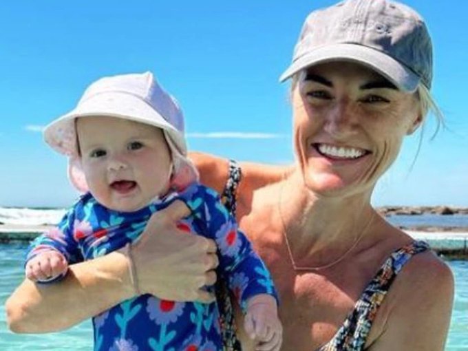 ElenaVigliano's tweet photo. #Sidney #stabber Una donna agente della polizia australiana ha ucciso l'attentatore che ha accoltellato a morte 6 persone tra cui una giovane madre il cui bambino di 9 mesi è stato gravemente ferito. https://t.co/dnfEOKQBTh