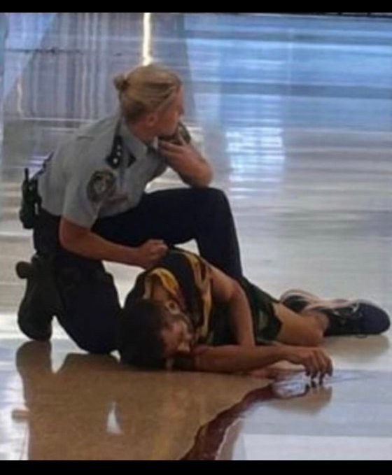ElenaVigliano's tweet photo. #Sidney #stabber Una donna agente della polizia australiana ha ucciso l'attentatore che ha accoltellato a morte 6 persone tra cui una giovane madre il cui bambino di 9 mesi è stato gravemente ferito. https://t.co/dnfEOKQBTh