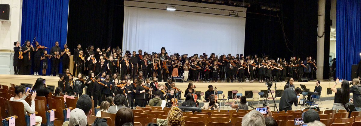 KirklandKhalek's tweet photo. Proud to support @team392rocksBK very own Jayani & Natalie as they performed with @NoelPointerFdn #Fiddlefest. Truly magical to see so many young adults playing the violin! @D23Rising @NYCSchools https://t.co/NPsVCohLTz