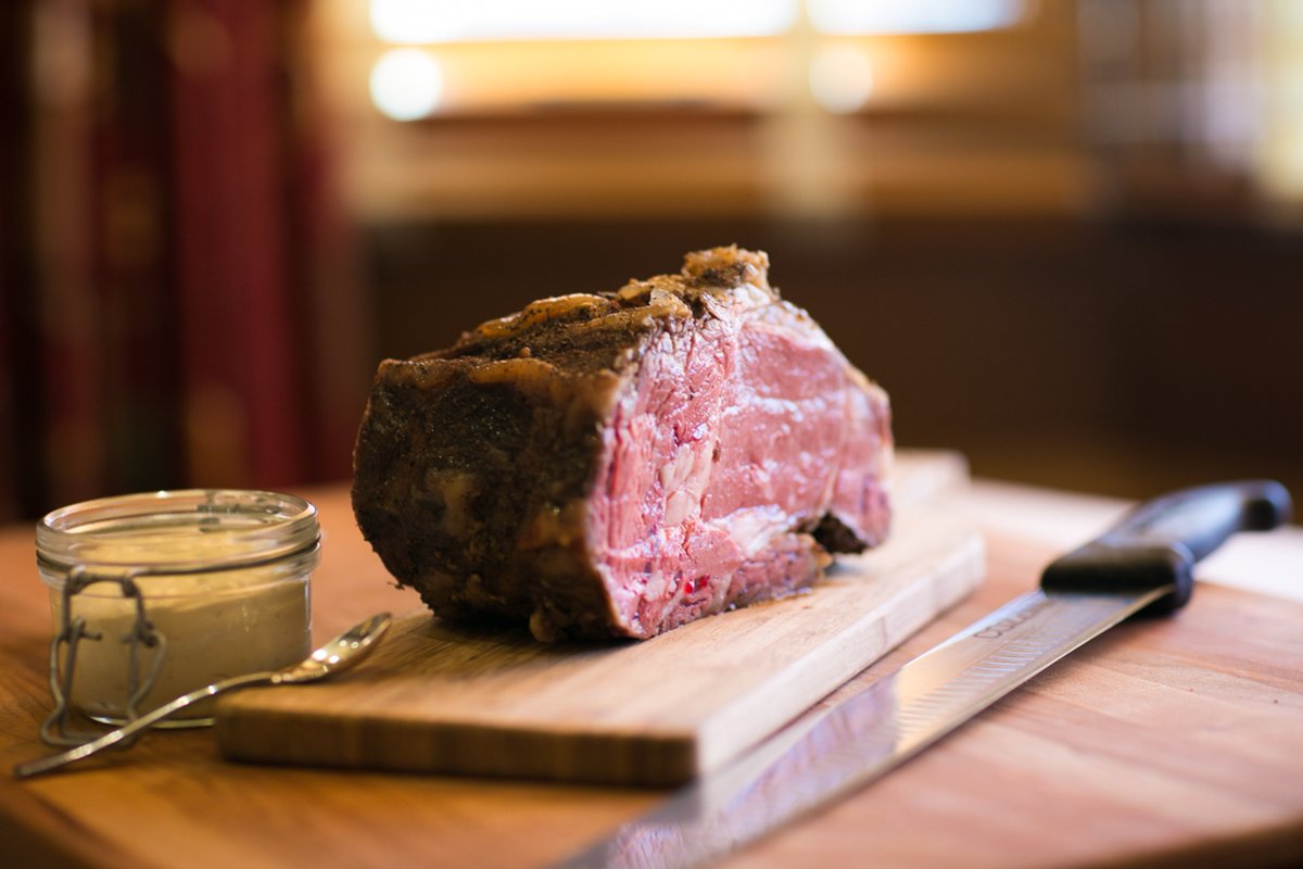 Our Sunday Night Special - King Cut Prime Rib! 😋 Sunday is just around the corner, Michael and the staff would love to see you.  #primerib #sundaydinner #redwine #bourbon