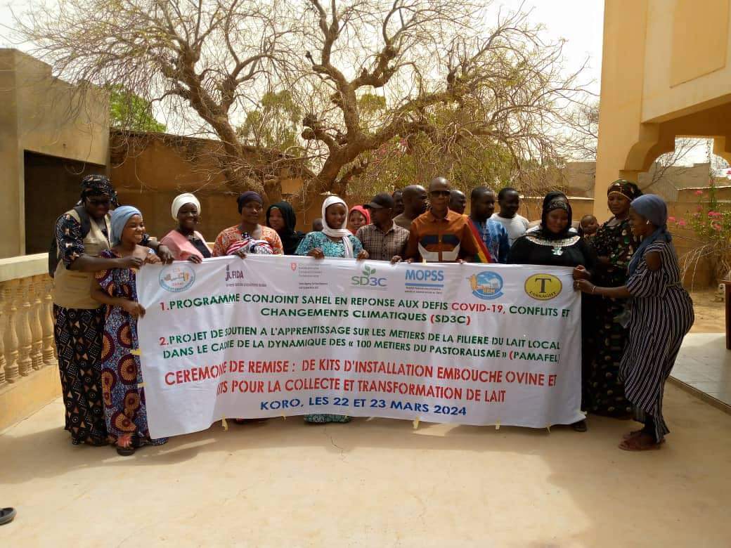 rbm_maroobe's tweet photo. Cérémonies de remises des kits pour embouche ovine et équipements pour la conservation et la transformation du lait aux jeunes agro pasteurs des localités de #Koro, #Gao et #Sikasso

#sd3c #pamafel #rbm #fida #ddc #mopss #tassaght. https://t.co/ntHdo9zJ6l