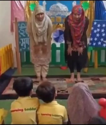BIG NEWS 🚨 A playschool in Roorkee, Uttarakhand organised an event on Eid where kids were allegedly taught how to read namaz. Parents of the students have filed a police complaint. Bajrang Dal and Vishva Hindu Parishad also protested against the occurrence. School has refuted…