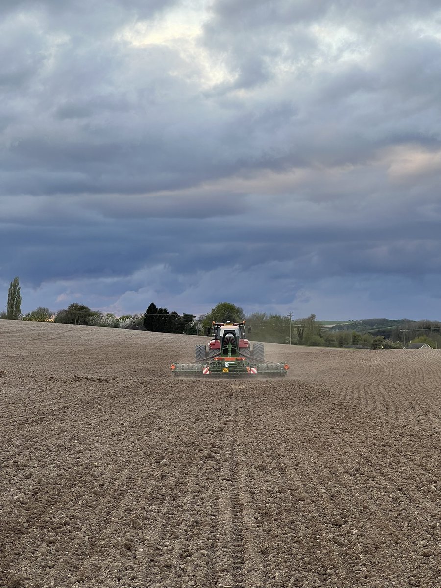 Last field of #organic @LSPBLtd Lynx S Beans going in tonight under moody skies here at @southormsby. We have entered one of the fields into this years @Pulse_PEP project #neverstoplearning #pulsecrops here on the @LincsWoldsNL