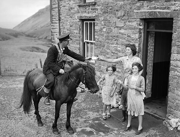 Postman David Lewis Jones at Diffwys farm, 1955. It took 9 hours to complete his round in the remote mountain areas between Tregaron and Abergwesyn (Photo by Geoff Charles / People’s Collection #Wales) #ruralhistory 🏴󠁧󠁢󠁷󠁬󠁳󠁿
