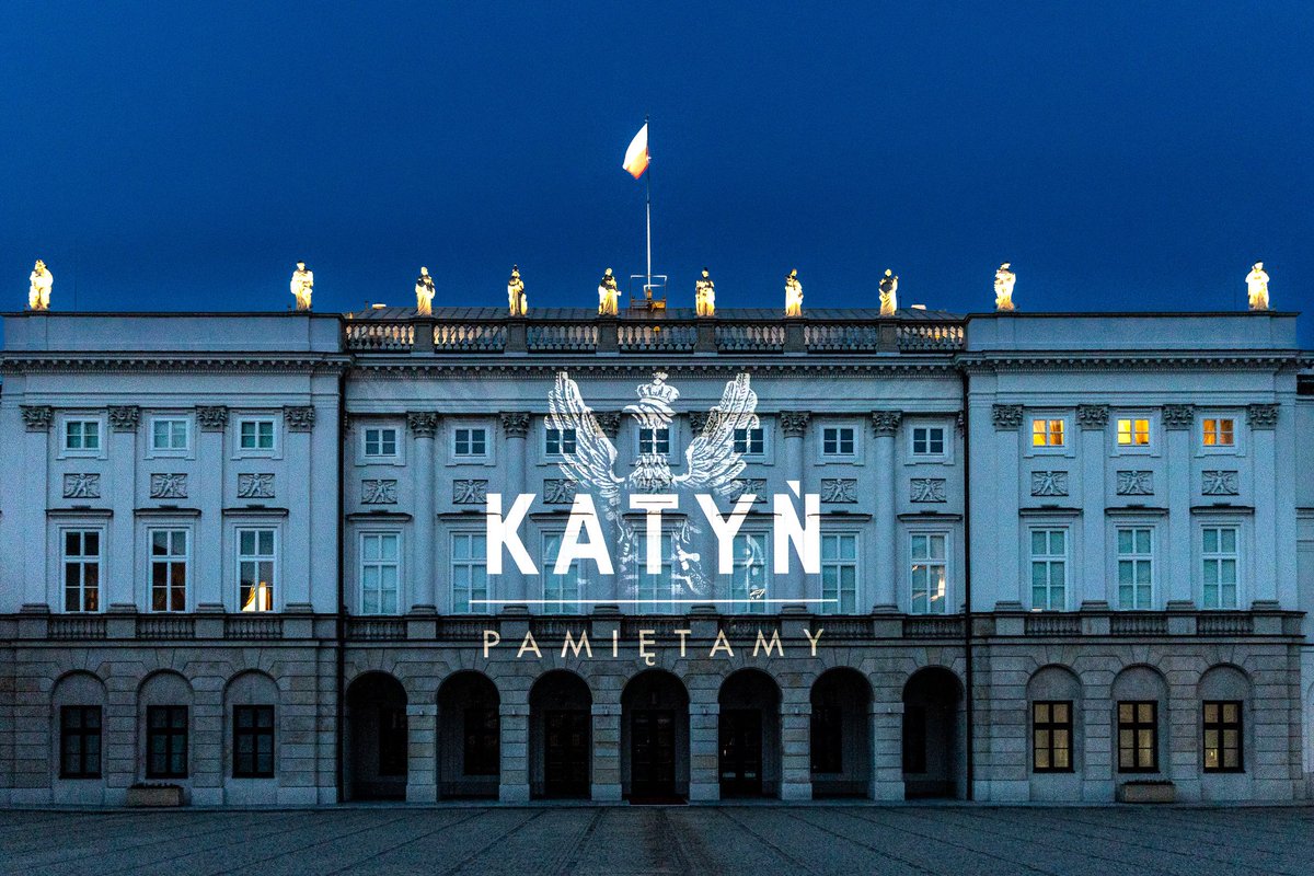 Dzień Pamięci Ofiar Zbrodni Katyńskiej. Iluminacja na fasadzie Pałacu Prezydenckiego. Katyń - pamiętamy!