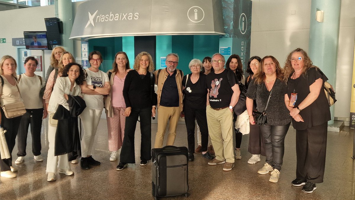 La #mareanegra de Vigo y Pontevedra de regreso de Madrid en el aeropuerto de Vigo con el apoyo de Morris
#PasarelaAlRetaParaTodos
#pasarela1x1movimientoJ2 
#mareanegra
#mareanegrajuridica