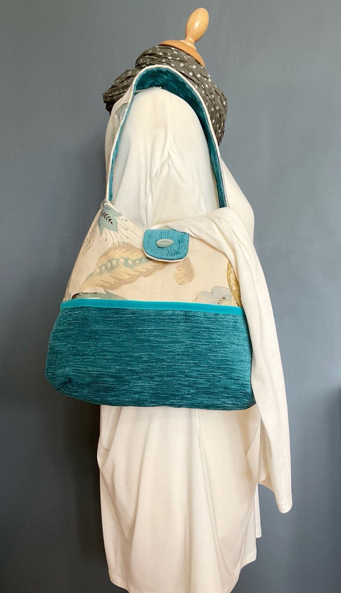 A corker of a Girly Bag here in a constant favourite of teal. Don’t miss out, as a one off once it’s gone, it’s gone #MHHSBD #ShopIndie #NetworkWithThrive buff.ly/2F1nKi1