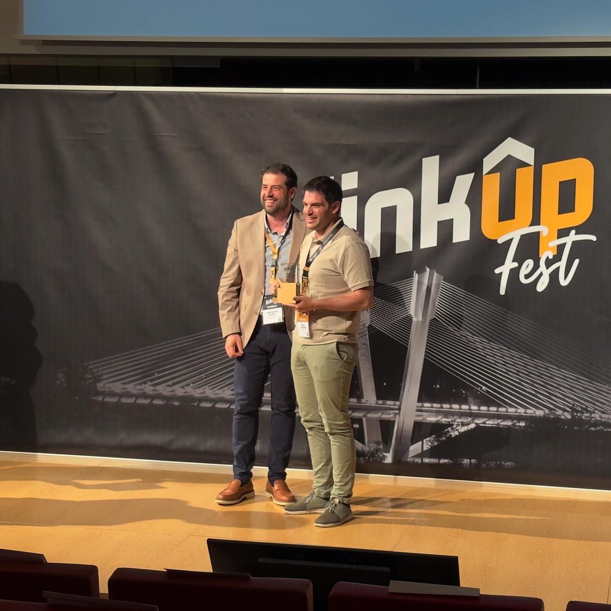 MaladetaStudio's tweet photo. 🏆🏆🏆 Con resaca emocional por todo lo aprendido y vivido ayer en el #LinkUpFest, donde desde Lueira ganamos el concurso de #startups en este primer evento organizado por Link Up-Conecta y eleva. https://t.co/2U15AOZqtL
