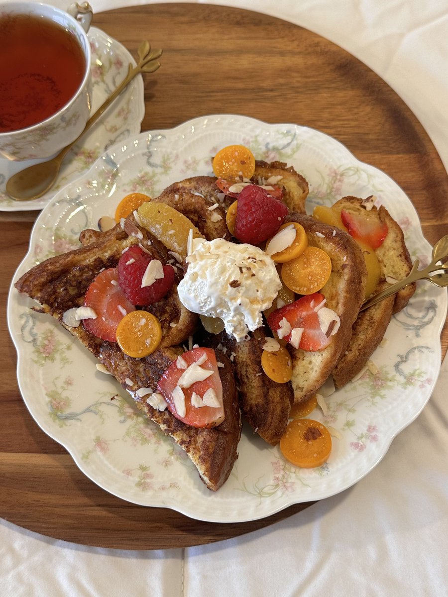 today’s rhubarb custard tea and french toast with raspberries, strawberries, peaches, and golden berries. it was heavenly, and the tea was the best rooibos I’ve ever had 🍞🫖🍓