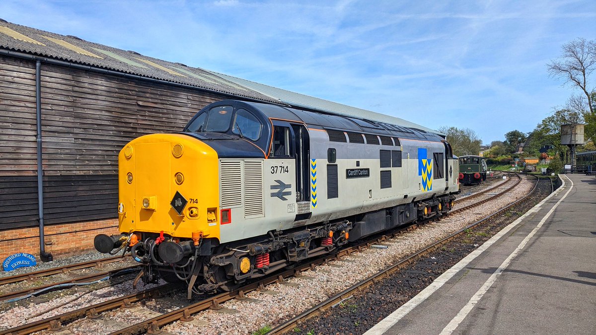 A great day out on the @KandESRailway bashing Heavyweight 🚜 714 and catching up with some old faces! A truly bazaar sight seeing a Class 37 at Tenterden and hopefully one that will be repeated in the future! Bring on round 2 tomorrow 😎 @TheGrowlerGroup @C37LG #kesr #class37