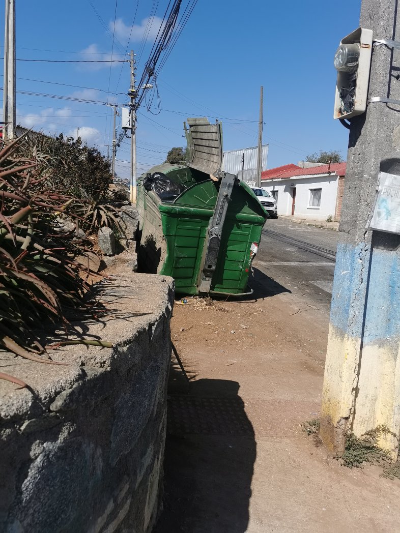 En la esquina de 22 norte con ocho de sta. Inés contenedores pésimo estado, el camión los golpea al vaciar, cero mantención COSEMAR no es un favor mal hecho, yaq, pagamos servicio óptimo <a href="/MacaRipa/">Macarena Ripamonti</a> <a href="/barbara_ts_/">Bárbara Herrera</a> <a href="/h/">َ</a>