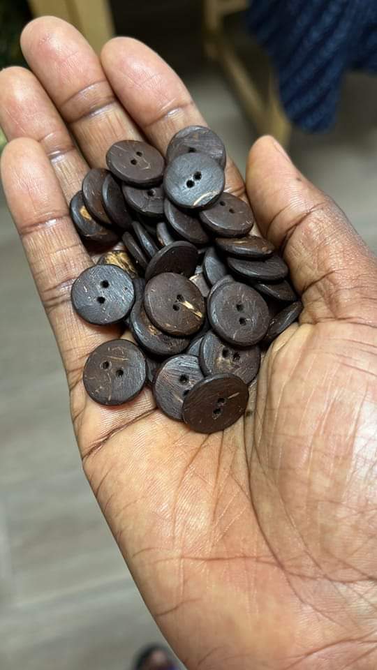 fancocobenin's tweet photo. Nos boutons en coques de noix de coco, fabriqués à la main.
Une fierté. 
Pour toutes vos commandes WhatsApp (+22997679729).

NB: cette image nous a été envoyée par une cliente styliste. 
Très belle image. https://t.co/pE8VZeb5Lm