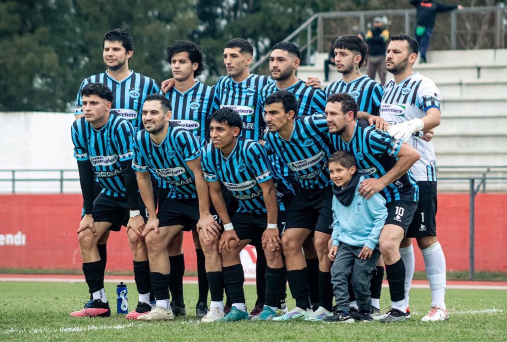 Hola Yimeños! 
Les dejamos un recuerdo del año pasado.
Falta menos para volver a ver al Club compitiendo en primera división ! 🔵⚫️🔵⚫️