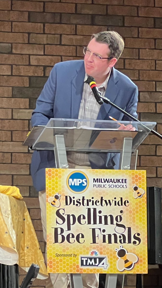 Give a round of applause to Mike Beiermeister, another guest pronouncer from TMJ4 at the MPS Spelling Bee Finals today! 👏 The Grade 5 finals are ongoing, watch here: tmj4.com/live