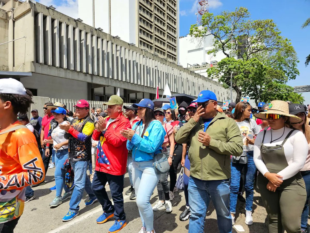 El pueblo venezolano sale a las calles como hace 22 años a conmemorar el #13Abril Día de la Dignidad Nacional y Victoria popular alcanzada en unión cívico militar, en memoria de nuestro comandante Hugo Chávez, recordándole a la oposición que #Todo11TieneSu13 @NicolasMaduro