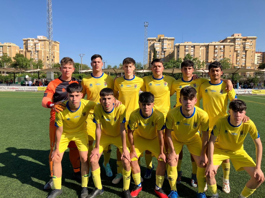 clubcmdsanjuan's tweet photo. Partido muy trabajado del Juvenil B ante el Calavera, en el que salió vencedor por 0-1.

Enorme trabajo del equipo ante el primer clasificado en liga, que nos sirve para afianzar el segundo puesto 🥈 

¡Seguimos trabajando! 💪🏾💙💛

#CMDSanJuan | #SoñemosJuntos https://t.co/vDYpDCt41A