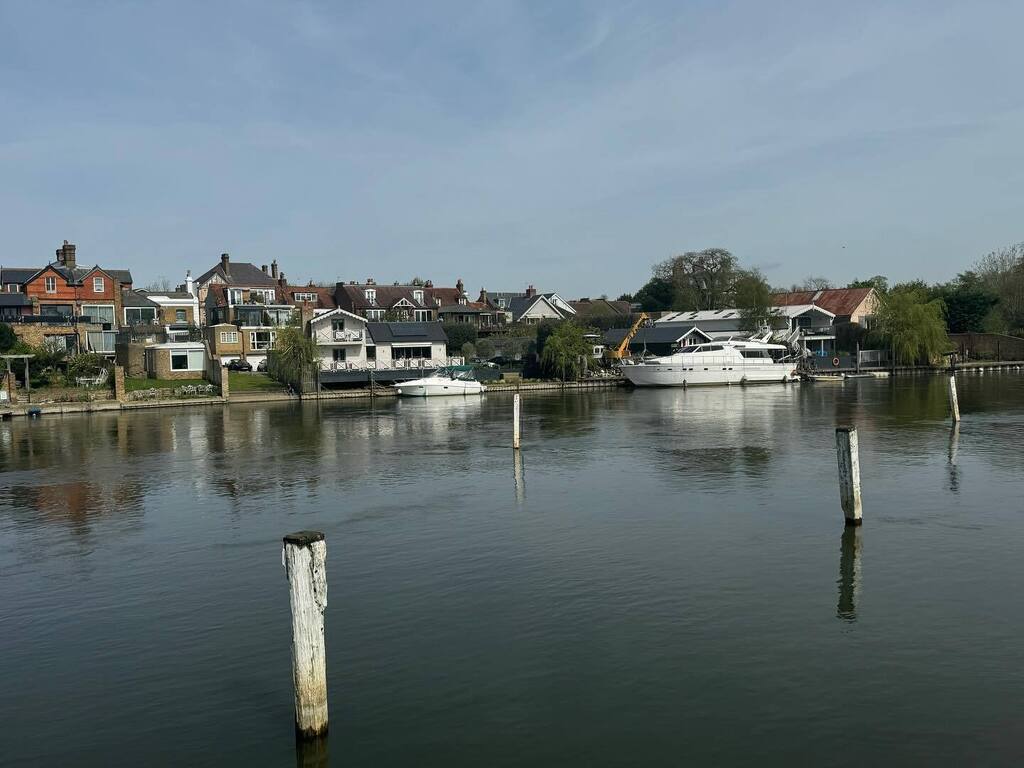 Timothy_Hughes's tweet photo. Sunbury Lock #sunbury #sunburylock #riverthames #thamesriver #Saturday #saturdaycycle #thamespath #cycle #cyclelife #bike #bikeride #bicycle #bicycles #bicycling #riverlock #surrey #surreylife #spring #springishere #springishere🌸 #springweekend #weekend https://t.co/w2ftKrkCbZ https://t.co/mwq16f8PaG