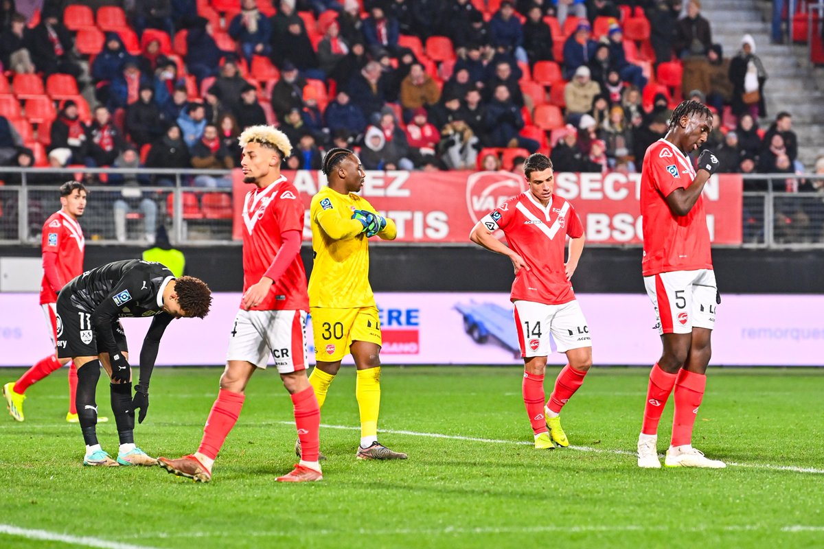 ActuFoot_'s tweet photo. 🚨 OFFICIEL ! 19 ans après son dernier match en troisième division, Valenciennes est 𝗥𝗘𝗟𝗘́𝗚𝗨𝗘́ en National ! 🇫🇷🔻 https://t.co/K2erQ3prmP