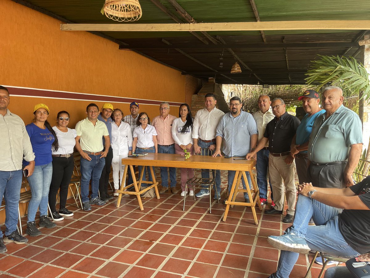 El comando Venezuela en Santa Bárbara de Barinas continúa con plena firmeza trabajando para lograr la libertad. Todos unidos, organizándose, sumando más ciudadanos, esa es la tarea y el compromiso. ¡Sigamos avanzando con @MariaCorinaYA !💪🏻🇻🇪