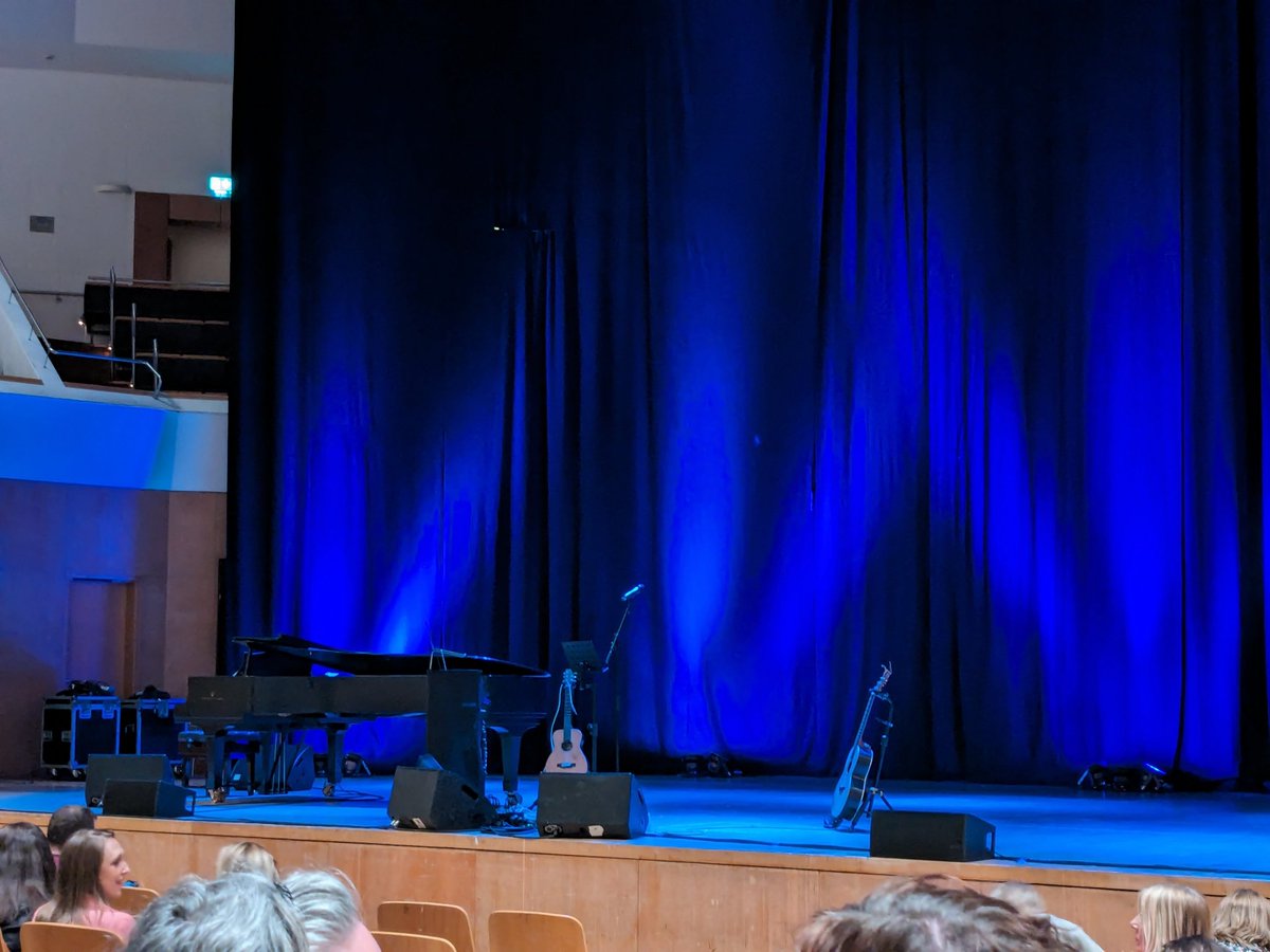 A grand piano. A guitar. And apparently @paddyraffcomedy has a support act. Keeping my fingers crossed for who it may be... We're all looking at you, @EmerMofficial!