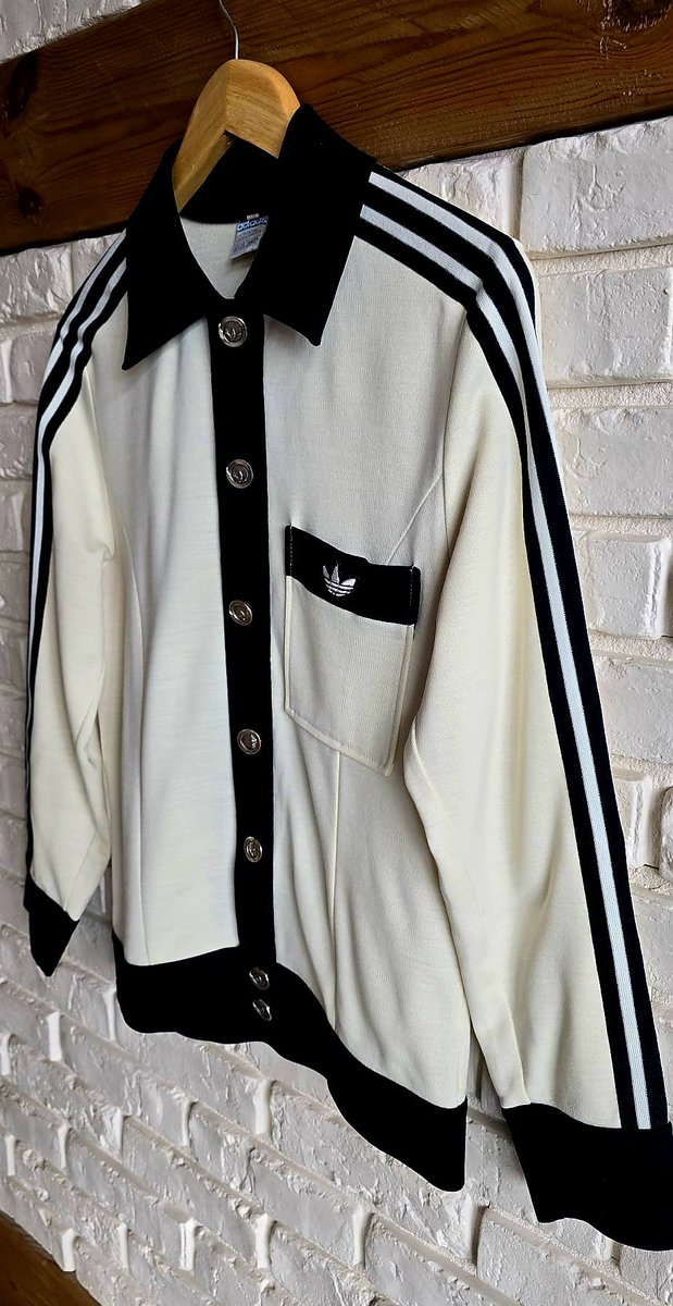 💣💣💣💣💣
Adidas vintage track jacket 1960s-70s in amazing condition 😲😲
Experts, please give me information about this jacket 🧐
@adiFamily_ @Adidas_tracktop @Dadidassler 
#Adidas #adidasvintage #adidasretro