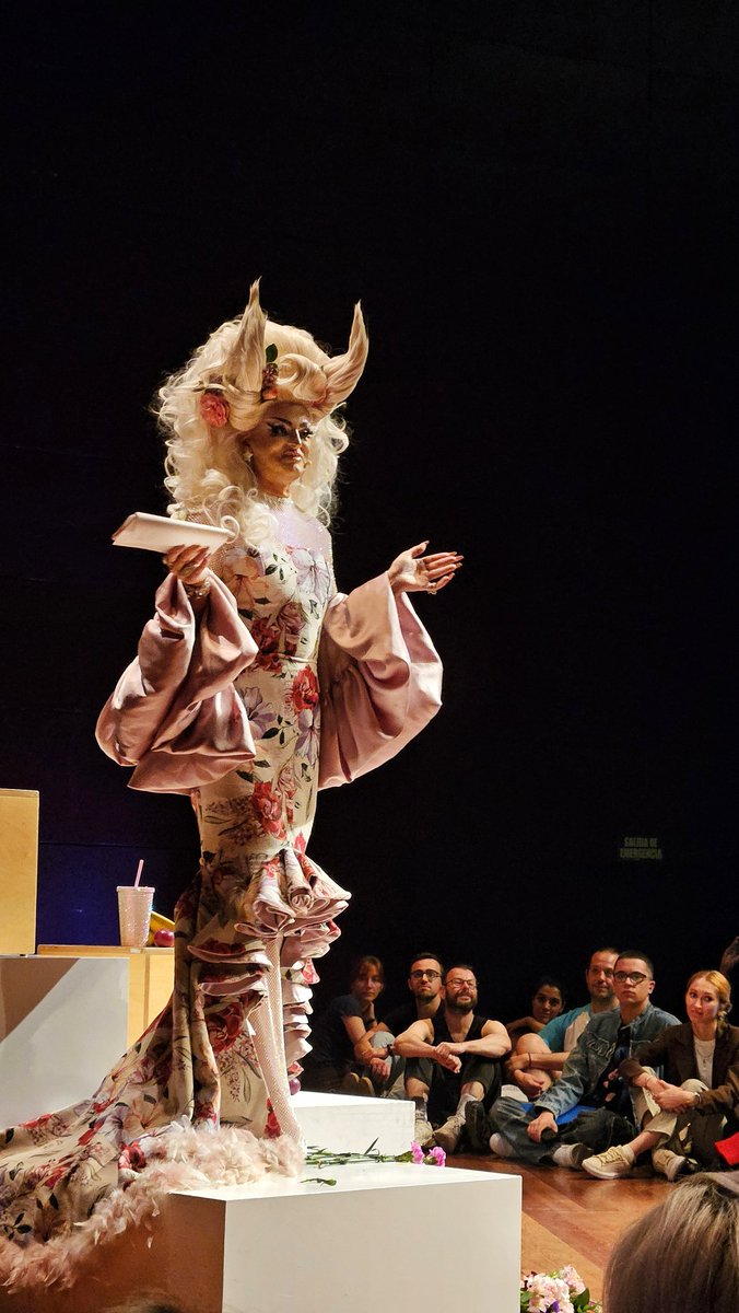 InakiMayora's tweet photo. Hipnótica @PinkChadora en el @museoreinasofia recitando poemas en #ElQueer https://t.co/SlSSclDP88
