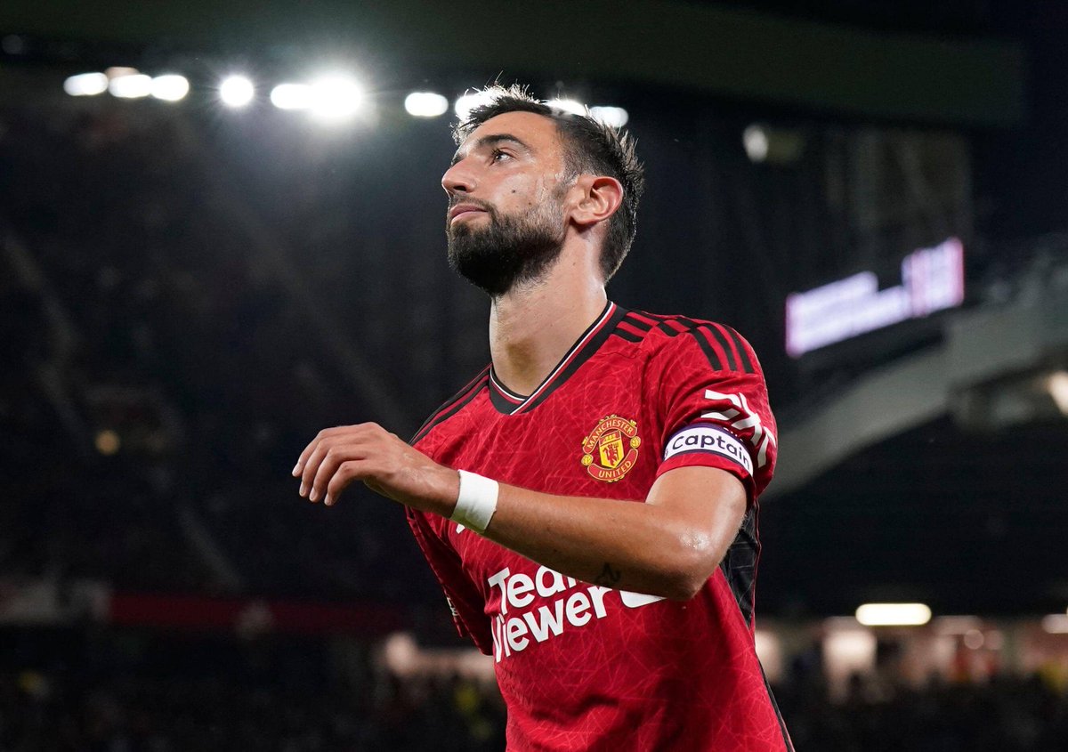 StatmanDave's tweet photo. Man Utd's stats since Bruno Fernandes joined:

Most passes completed - B. Fernandes (6,724)
Most progressive passes - B. Fernandes (1,141)
Most chances created - B. Fernandes (422)
Most shots - B. Fernandes (406)
Most goals - B. Fernandes (52)
Most assists - B. Fernandes (39)

👑👑👑
