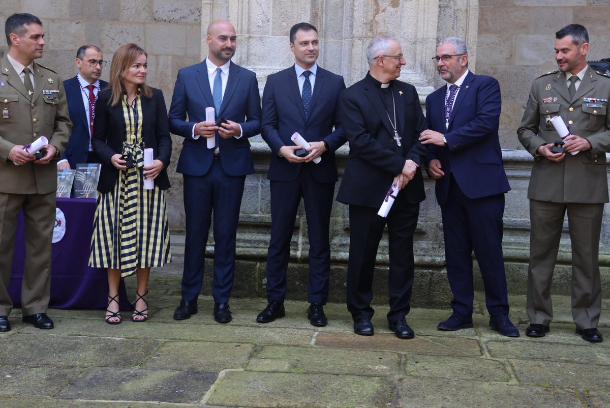 🎖️O Concello de Lugo recibe a insignia de honra da Confradía do Bo Xesús no seu 75 aniversario.

👉O edil de Dinamización Económica, Mauricio Repetto, foi o encargado de recoller o distintivo nun emotivo acto organziado pola irmandade.
 
🔗 goo.su/XnoodEK