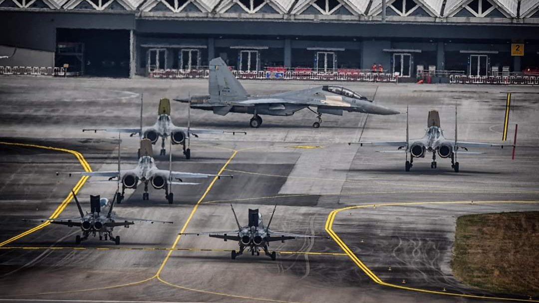 Size matters? Malaysian AF's Su-30MKMs and F/A-18C/Ds on the tarmac together 😮 The Flanker dwarfs the Bug. #avgeeks #aviation #aviationdaily #aviationlovers #Malaysia