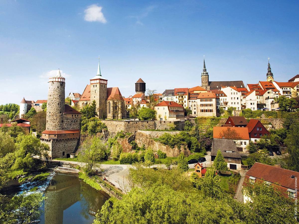 The silhouette of the 'City of Towers' rises from the mountainous landscape of Upper Lusatia.⛰️ A stroll through the renovated old town with its monuments, towers and medieval alleyways tells the story of the town's 1,000-year history.